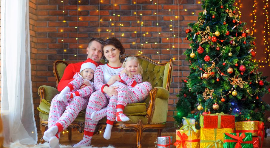 6 Reasons To Choose Matching Christmas Family Photo Outfits
