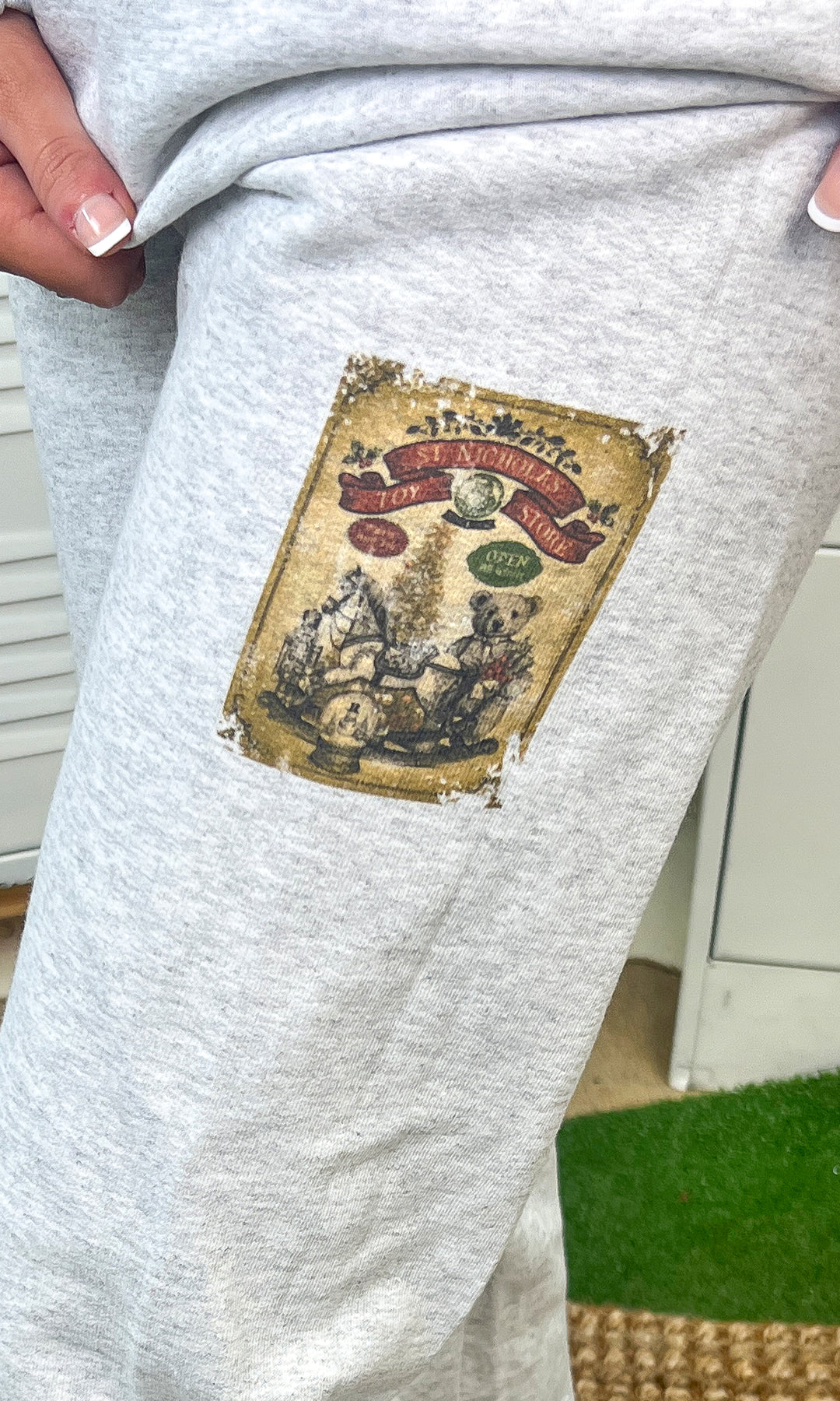 Holiday Vintage Label Ash Graphic Sweatpant